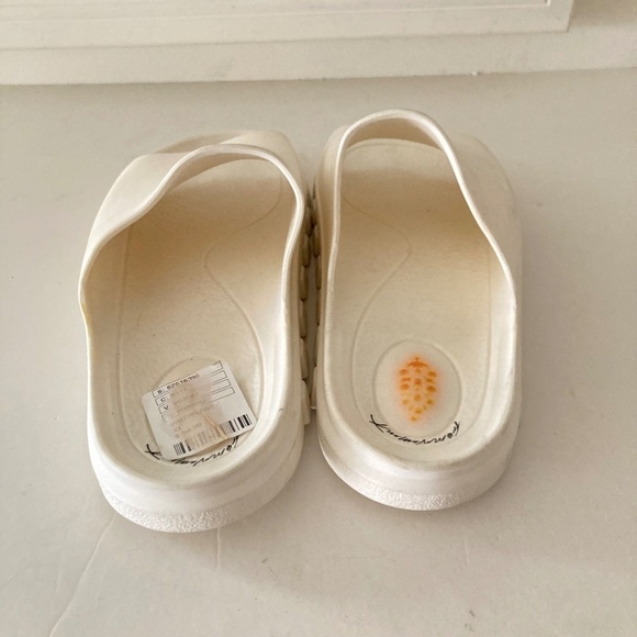 FP Movement White Rubber Slides Sz 41/42 - Picture 3 of 4